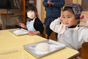 おもち丸めをする男の子と女の子