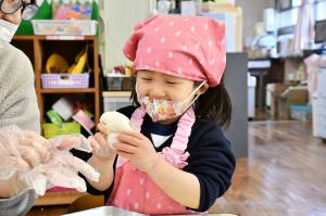 楽しそうにおもち丸めをする女の子
