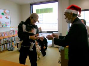 絵本プレゼントの様子