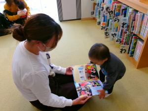 絵本読み聞かせの様子