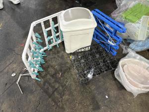 洗濯ばさみの付いたハンガーやごみ箱、園芸用プランターの写真です