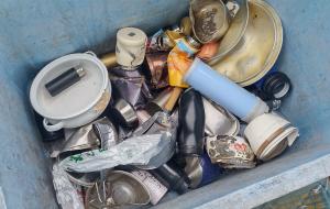 大量の魔法瓶や鍋などの写真です