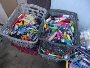 大量のハサミやライターの写真