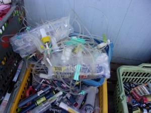 医療用チューブや注射器の写真です