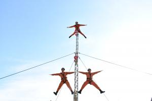 梯子の上で技を披露する3人の消防職員