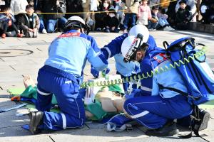 救助のデモンストレーションをする救急隊員