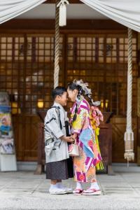 七五三詣りで晴れ着姿で、おでこを合わせる姉弟