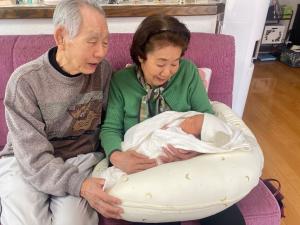 ひ孫を抱くおばあちゃんとおじいちゃん