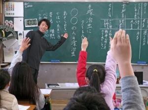 黒板の前で授業をする先生