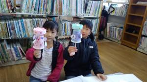 完成したメリーゴーランドを見せてくれている様子