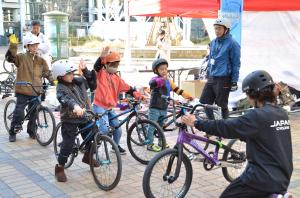 BMXの説明を聞く子どもたち