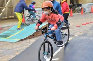 BMXで坂を下る女の子