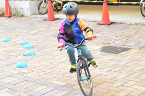 BMXにチャレンジする男の子
