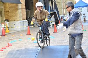 BMXにチャレンジする男の子