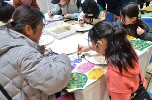 チリメンモンスター探しをする家族