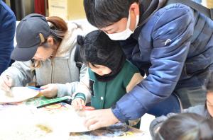 チリメンモンスター探しをする家族