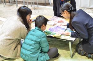 魚の種類を調べる親子