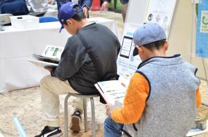 図書コーナーで本を読む兄弟