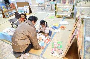 絵本を読む小さな女の子