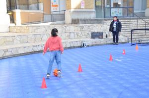 スラロームシュートにチャレンジする女の子