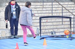 シュートを決める女性