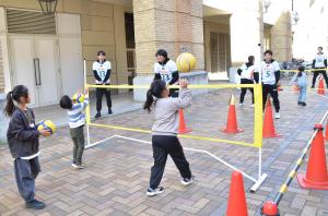 バレーボールにチャレンジする3姉弟