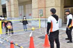 バレーボールにチャレンジする姉妹