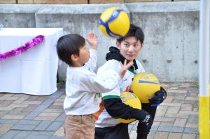 バレーボールにチャレンジする小さな男の子
