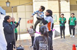 選手に抱っこしてもらう男の子