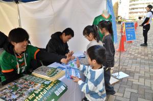 スタンプラリーのスタンプを押す子どもたち