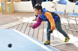 ボッチャの玉を投げる男の子