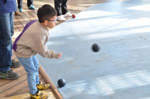 ボッチャの玉を投げる男の子