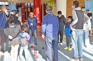 ボッチャの勝敗を見守る参加者