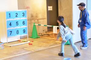 ストラックアウトをする女の子