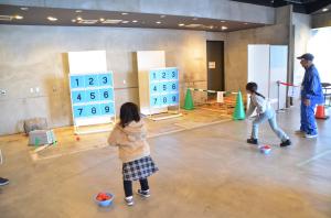 ストラックアウトをする姉妹