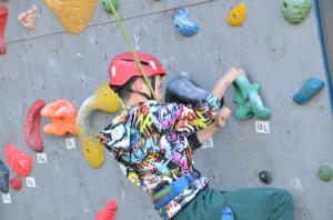 クライミングにチャレンジする男の子