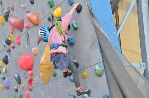 クライミングにチャレンジする女の子