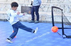 スラロームシュートにチャレンジする男の子