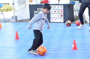 スラロームシュートにチャレンジする男の子