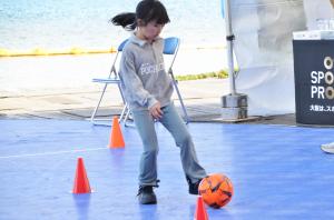 スラロームシュートにチャレンジする女の子