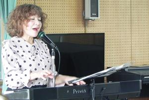 電子ピアノを弾きながら歌うプリンセスmaya先生