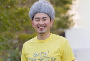 おばあさんのかつらを被った石田竜生さん