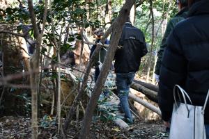 古墳内を歩いている写真