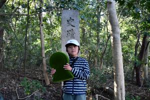 古墳と小学生の男の子