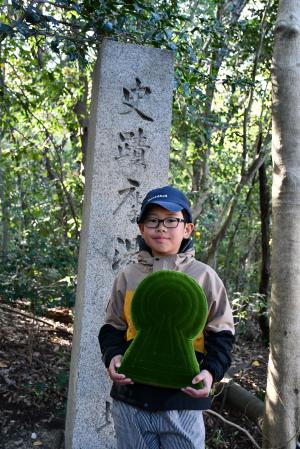 古墳と小学生の男の子