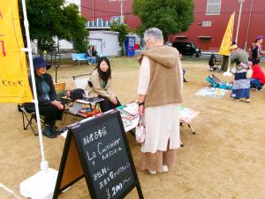 本を並べている写真