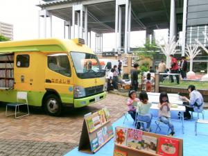 シートの上で子どもたちが本を読んでいる様子