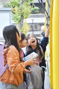 子どもが本を選んでいる写真