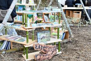 竹で作った本棚