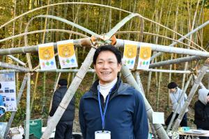 笑顔でこちらを向いている男性